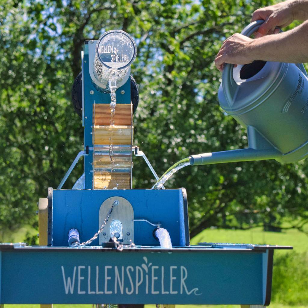 Zwei Gießkann reichen zum Befüllen des geschlossenen Wasserkreislaufs des WELLENSPIELER Wasserspiels