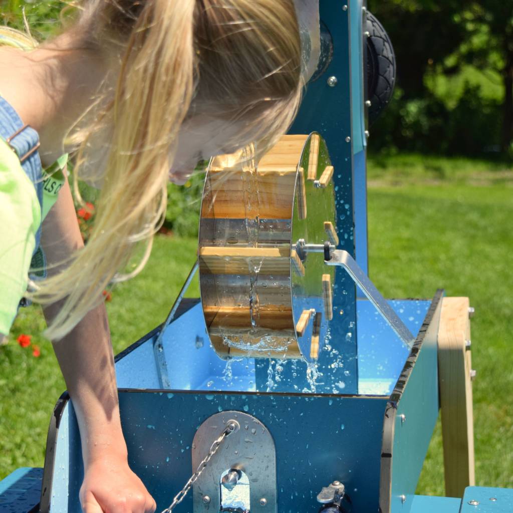 Mädchen spielt am WELLENSPIELER Wasserspiel