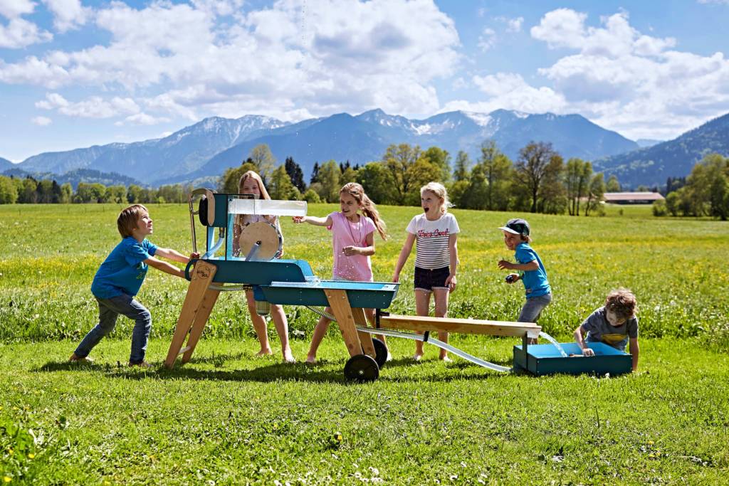 WELLENSPIELER Wasserspiel in voller Größe mit Kindern