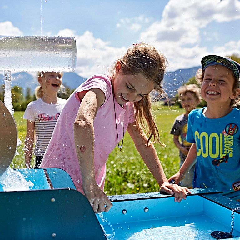 Kinder spielen am WELLENSPIELER Wasserspiel
