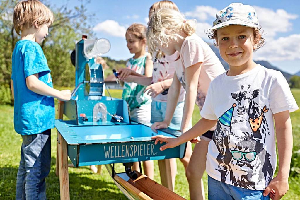 Kinder am WELLENSPIELER Wasserspiel