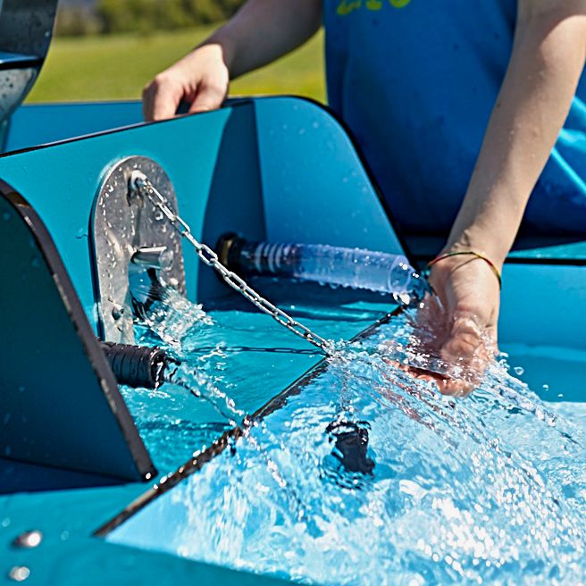 Wasser fließt durch die Schleuse in das Becken des WELLENSPIELER Wasserspiels