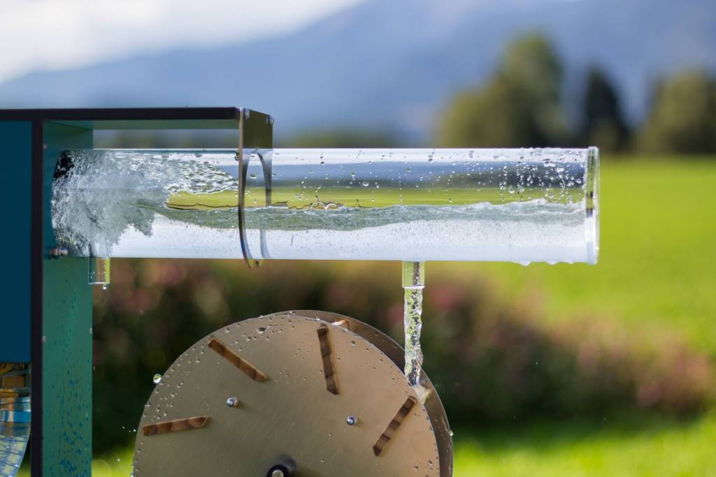 Eine Welle erzeugen und beobachten im WELLENSPIELER Wasserspiel